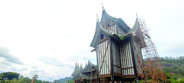 Seorang pekerja tengah melakukan pekerjaan konstruksi pada salah satu rangkiang di Kompleks Istano Basa Pagaruyuang, Jumat (22/10). Sektor pariwisata mulai menggeliat di tengah pandemi yang kian terkendali. IRHAM