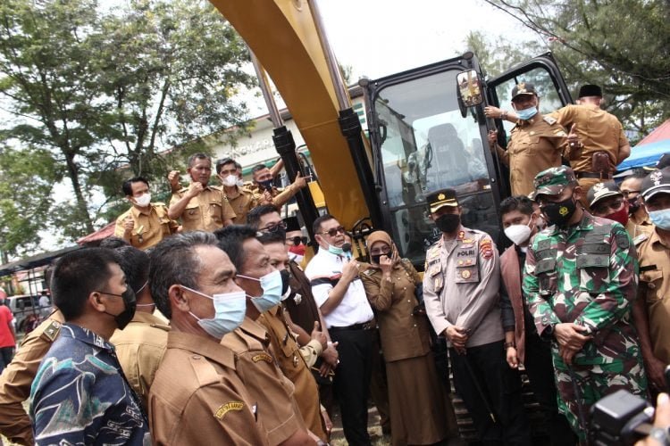 Bupati Solok Epyardi Asda, bersama Forkopimda, Dinas terkait, dan masyarakat, saat menyambut kedatangan ekskavator untuk pembangunan di tingkat kecamatan. RIVO SEPTI ANDRIES