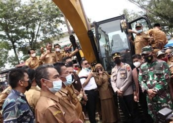 Bupati Solok Epyardi Asda, bersama Forkopimda, Dinas terkait, dan masyarakat, saat menyambut kedatangan ekskavator untuk pembangunan di tingkat kecamatan. RIVO SEPTI ANDRIES