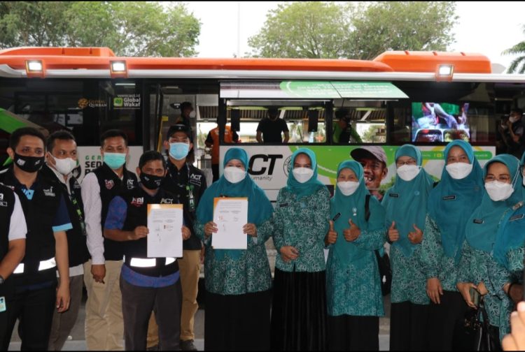 KETUA TP-PKK Sumbar, Harneli Mahyeldi bersama Deputi Regional ACT Sumatra Bagian Tengah, Zeng Welf saat peluncuran Humanity Food Bus di pelataran kantor Gubernur Sumbar, Selasa (28/9). IST