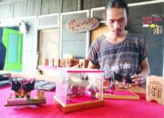Kerajinan Miniatur Rumah Gadang, Siapa Saja Boleh Berkarya di Sanggar Karya