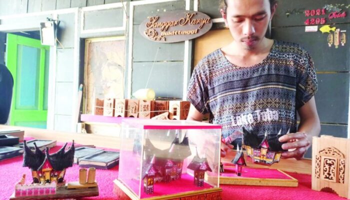Kerajinan Miniatur Rumah Gadang, Siapa Saja Boleh Berkarya di Sanggar Karya