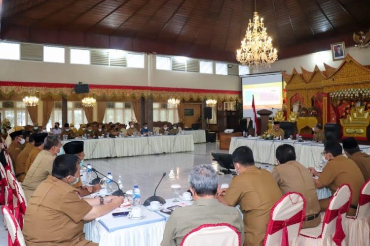 Peserta rapat mendengar arahan dari Gubernur Sumbar Mahyeldi Ansharullah, terkait pentingnya memaksimalkan realisasi APBD menjelang pergantian tahun, dalam Rapat Realisasi APBD di Bukittinggi, Selasa (23/11). IST