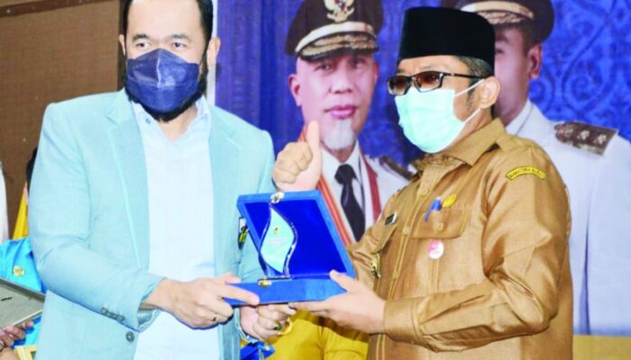 Wako Hendri Septa Raih Penghargaan Kepala Daerah Peduli Pemuda