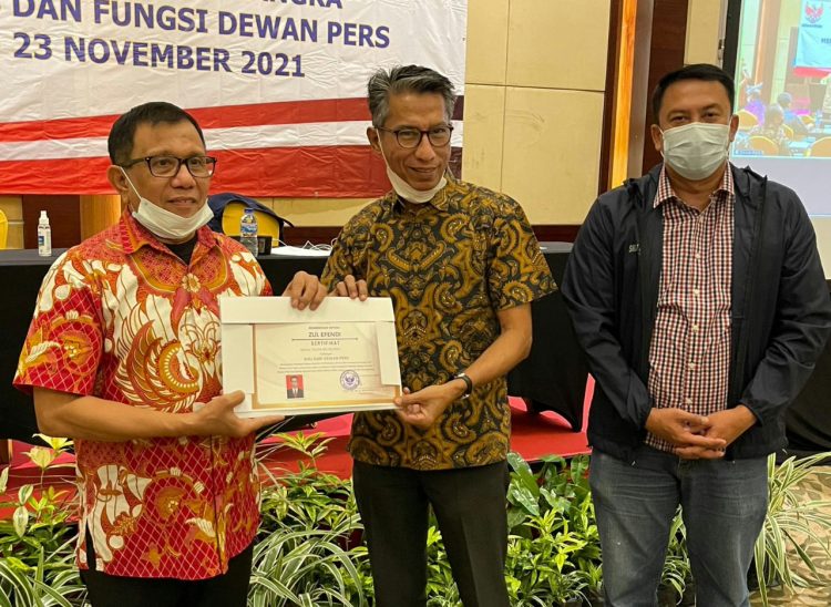 Wakil Ketua Dewan Pers Hendri Ch Bangun, didampingi Ketua Komisi Hukum dan Perundang-undangan DP M Agung Dharmajaya, menyerahkan sertifikat Ahli Pers Dewan Pers kepada Pemimpin Umum Haluan Zul Efendi di Serpong, Banten, Minggu malam (21/11). IST/HUMAS DP