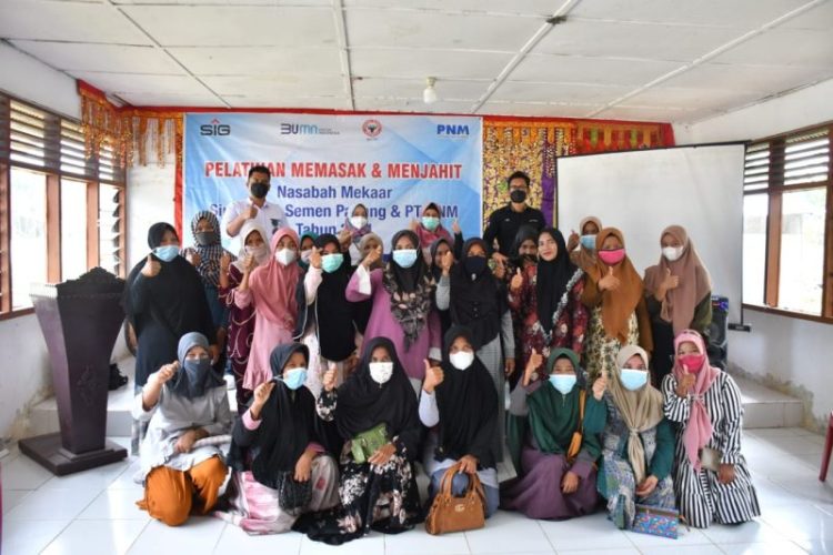 Kaum ibu para peserta pelatihan bagi perempuan agar mandiri, yang ditaja oleh PT Semen Padang dengan PNM yang berlangsung pada 24-25 November 2021. IST/HUMAS PTSP