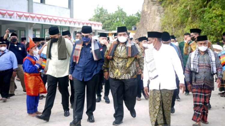 Wakil Menteri Pertanian (Wamentan) Harvick Hasnul Qolbi didampingi Wakil Gubernur Sumbar, Audy Joinaldy dan Bupati Padang Pariaman saat Pondok Pesantren Nurul Yaqin Ambung Kapur Bukik Kandih, Sabtu (27/11). IST