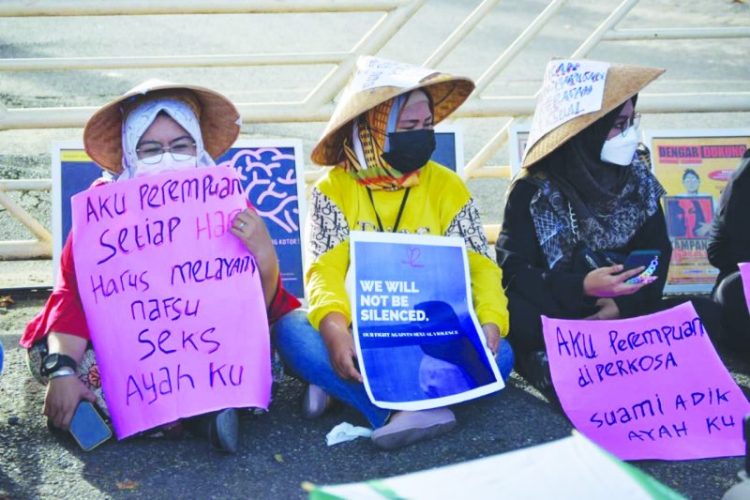 Jaringan Peduli Perempuan saat aksi damai mendesak pemerintah menuntaskan kasus
kekerasan seksual di Sumbar, Kamis (25/11). HMG