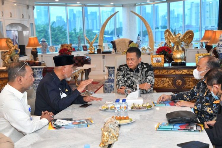 Ketua MPR RI Bambang Soesatyo mendengar penjelasan terkait progres pembangunan Monumen Nasional PDRI di Kabupaten Lima Puluh Kota, dari Gubernur Sumbar Mahyeldi Ansharullah, saat pertemuan pertengahan November lalu. IST