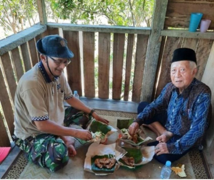 Pertemuan terakhir penulis bersama wartawan senior H. Moeslim Kawi pada 9 Agustus 2020 lalu. DOK.PRIBADI