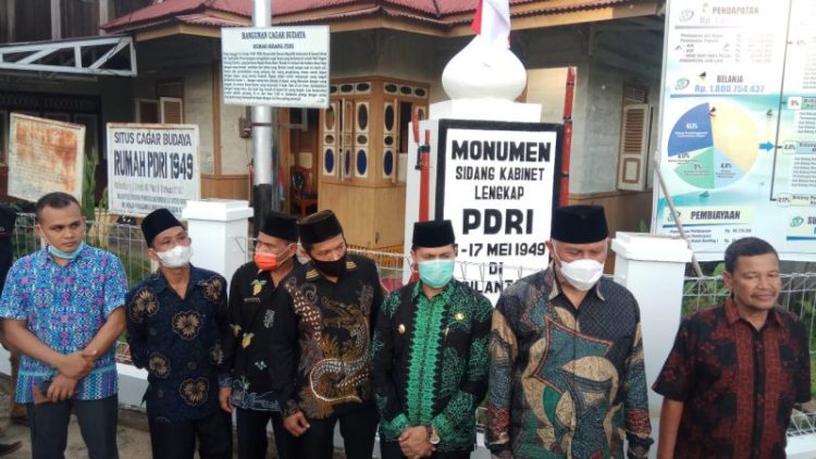 Gubernur Sumbar Mahyeldi Ansharullah (dua dari kanan) bersama pemangku kepentingan terkait, saat berkunjung ke Rumah PDRI di Sumpur Kudus, Kabupaten Sijunjung, pada akhir Juni 2021 lalu. IST