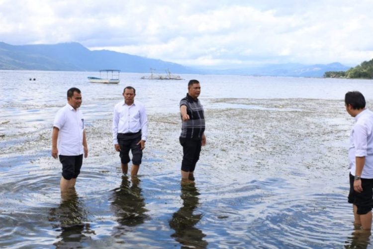 Bupati Solok Epyardi Asda bersama Kadis Kominfo Deni Prihatni, Sekretaris Kominfo Syafriwal dan Sekretaris Dinas Budaya dan Pariwisata Elafki saat melihat lokasi wisata yang akan dikembangkan di Danau Singkarak. IST