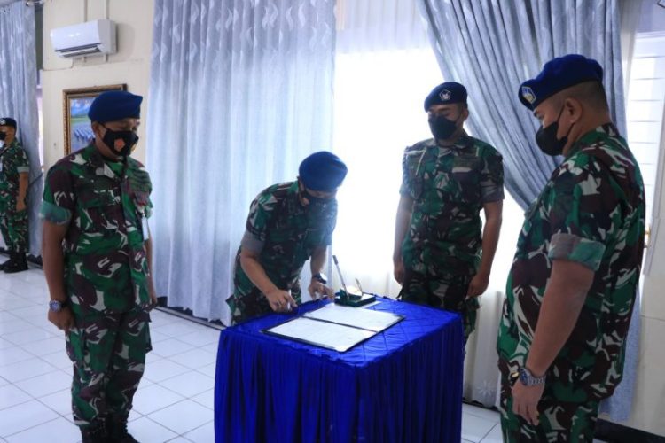 SERTIJAB – Komandan Lanud Sutan Sjahrir, (Sut) Kolonel Pnb M.R.Y. Fahlefie, S.Sos, psc (kanan), memimpin Sertijab Kepala Dinas Logistik (Kadislog) Lanud Sut dari Letkol Kal Dirman Hutri kepada Letkol Kal Ges Afriadi, ST, bertempat di Crew Room Lanud Sut Padang, Senin (6/12). IST/HUMAS LANUD