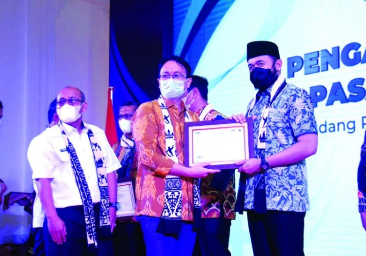 Wali Kota Padang Panjang H. Fadly Amran, BBA menerima Sertifikat Standar Nasional Indonesi (SNI) Pasar Rakyat Padang Panjang dari Wakil Menteri Perdagangan, Dr. Jerry Sambuaga. APIZRAJOALAM