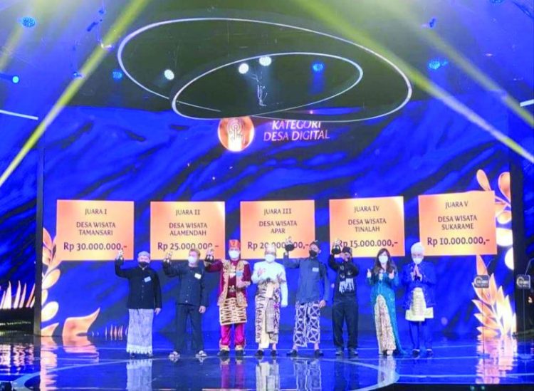 Penyerahan penghargaan ADWI kepada Desa Wisata Kampung Apar sebagai juara 3 kategori Desa Digital di Ciputra Artpreneur, Setiabudi, Jakarta Selatan, Selasa malam (7/12). IST