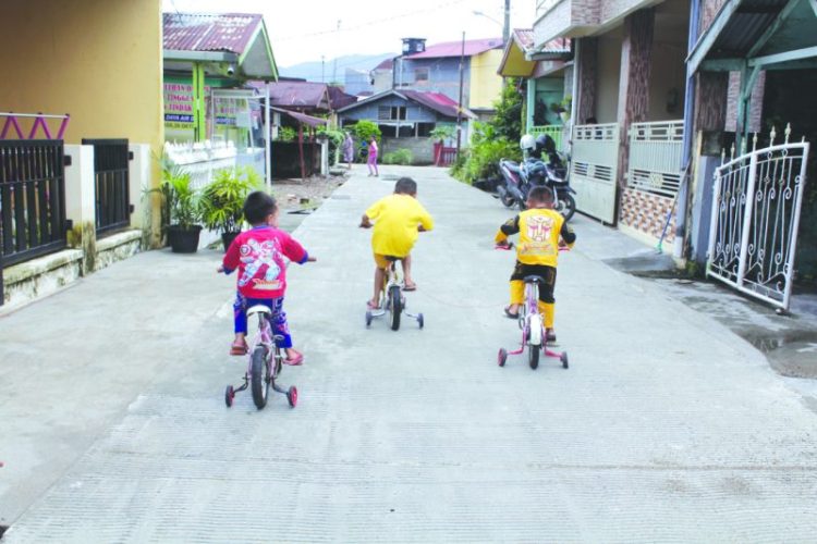 TINGKATKAN PENGAWASAN - Sejumlah anak kecil bersepeda di salah satu kompleks perumahan di Kota Padang, Jumat (10/12). Diperlukan pengawasan ketat dari orang tua terhadap anak mengingat tingginya kasus kriminal yang membidik anak sebagai korban. FAJAR