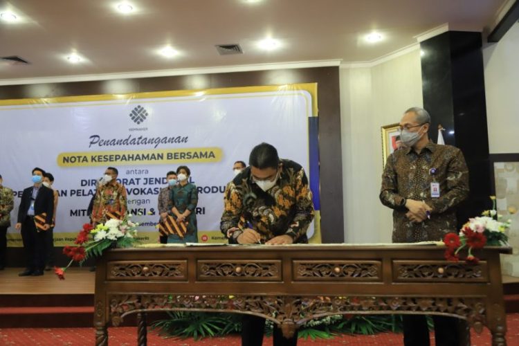 DIRUT PT Semen Padang Yosviandri (kiri) menandatangani MoU yang terjalin antara PT Semen Padang dengan Dirjen Bina Lavotas
di Jakarta, Senin (13/12). IST/HUMAS PTSP
