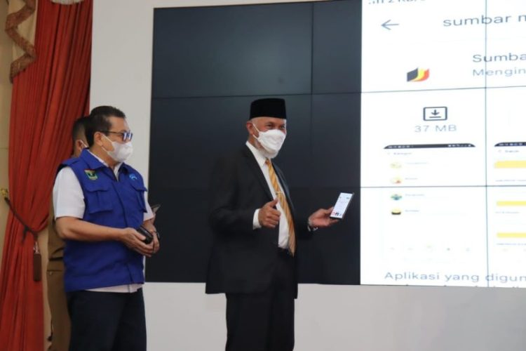 FOTO 1 : Gubernur Sumbar, Mahyeldi Ansharullah didampingi Kepala Diskominfotik Sumbar, Jasman Rizal saat peluncuran aplikasi Super Apps Sumbar Madani, Selasa (14/12). IST

FOTO 2 : Dinas Komunikasi Informatika dan Statistik Provinsi Sumbar meluncurkan Super Apps Sumbar Madani dalam upaya digitalisasi layanan pemerintahan daerah.