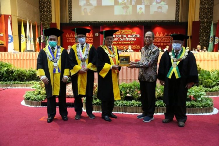 PEMBERIAN CINDERAMATA -- Rektor UNP, Prof Ganefri Ph D, didampingi Ketua Senat, Wakil Rektor (WR) I, II, III, dan IV, menyerahkan cinderamata kepada Menteri Riset Teknologi dan Pendidikan Tinggi (Menristekdikti) Kabinet Kerja (2014 – 2019), Prof Drs Mohamad Nasir Ak, M.Si, Ph D, dalam acara wisuda UNP ke-125 yang digelar Selasa – Rabu (15-16/12) di Auditorium UNP. IST/HUMAS UNP