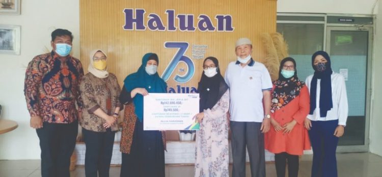 Penyerahan santunan secara simbolis oleh BPJS Ketenagakerjaan Cabang Kota Padang, kepada keluarga ahli waris almarhum Mulya Ramadan, didampingi timm manajemen Haluan di kantor Harian Haluan, pada Kamis (16/12). IST