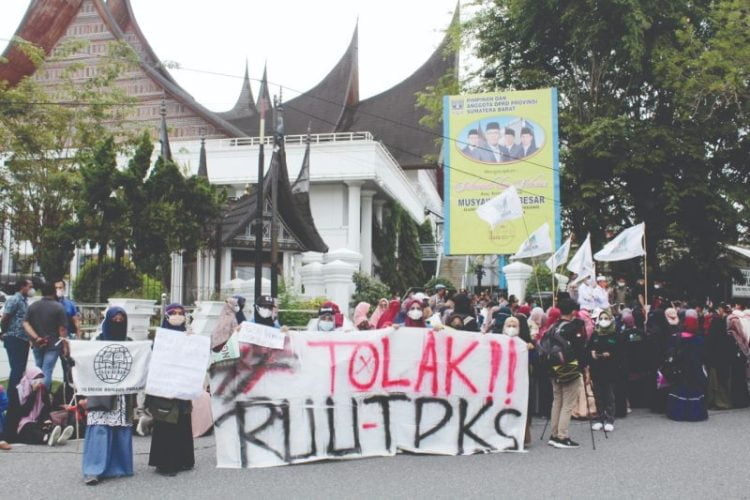 AKSI DAMAI — Mahasiswa yang tergabung dalam Aliansi Masyarakat Peduli Umat (AMPU) Sumbar unjuk rasa di depan kantor DPRD Provinsi Sumbar, Kamis (16/
12). Massa menolak pembentukan RUU TPKS dan Permendikbudristek No. 30. FAJAR