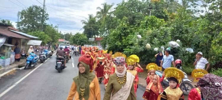 Kepala SDN 23 Payakumbuh, Amperawati (tengah), beserta majelis guru dan wali murid ikut serta bersama para siswa-siswi dalam Pawai Adat peringatan HUT Kota Payakumbuh, Jumat (17/12) lalu. IST