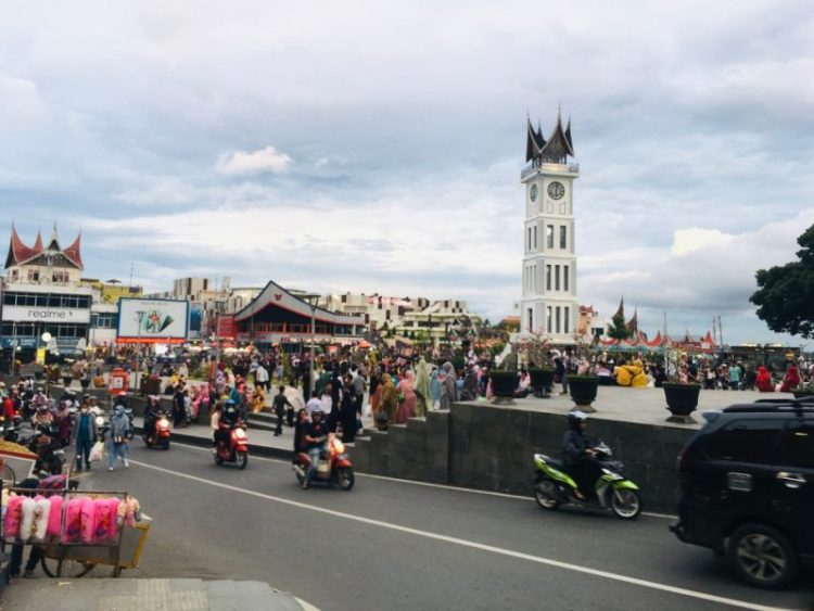 PADAT MERAYAP – Kawasan Jam Gadang Bukittinggi dipadati oleh pengunjug pada awal pekan Senin (20/12). Pemerintah daerah diminta untuk tidak gegabah dalam membuka objek wisata pada momen natal dan tahun baru. IST