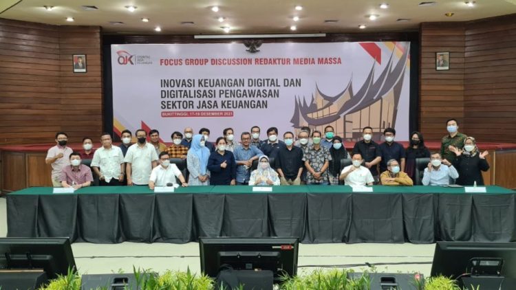 Wakil Ketua Dewan Komisioner OJK Nurhaida, bersama jajaran dan puluhan wartawan usai diskusi terkait digitalisasi sektor jasa keuangan di Novotel Bukittinggi, Sabtu (18/12). IST