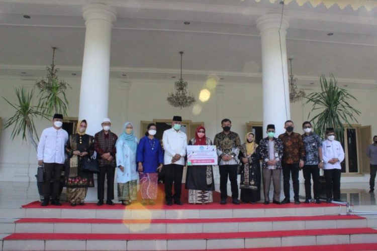 Penerima penghargaan Anugerah Kebudayaan Indonesia, Prof. Dr. Ir. Raudha Thaib, MP, bersama Gubernur Sumbar Mahyeldi, Pamong Budaya Madya Kemendikbudristek, Dra. Christriyati Ariani, M. Hum, Bupati Dharmasraya Sutan Riska, Kadisbud Sumbar Gemala Ranti, dan para pejabat terkait usai penyerahan anugerah di Istana Gubernuran Sumbar, Jumat (24/12). IST/BIRO ADPIM
