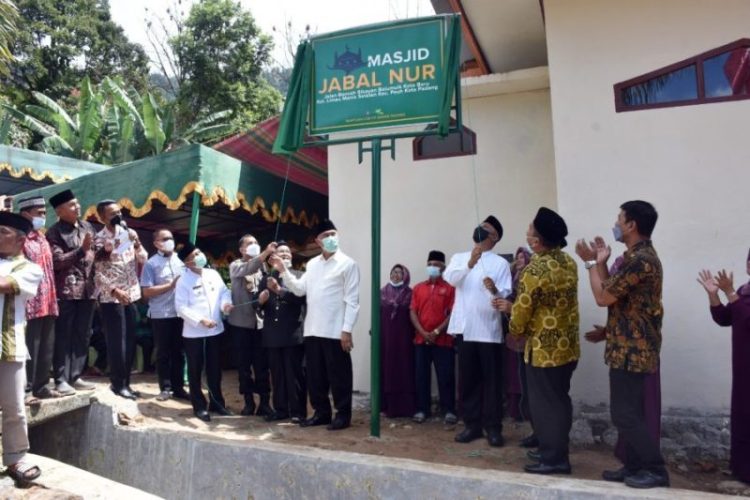 Gubernur Sumbar Mahyeldi Ansharullah dan Plt Dirut Asri Mukhtar menyingkap kain selubung, tanda diresmikannya penggunaan Masjid Jabal Nur di Jalan Bancah Sikayan Balumuik Koto Baru, Kelurahan Limau Manis Selatan, Kecamatan Pauh, Jumat (24/12). IST/BIRO PTSP