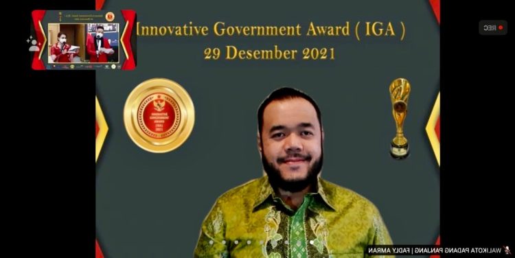 Wali Kota Padang Panjang H. Fadly Amran, BBA Dt Paduko Malano, saat menerima Anugerah IGA Tahun 2021 secara virtual di Jakarta, Rabu (29/12). IST
