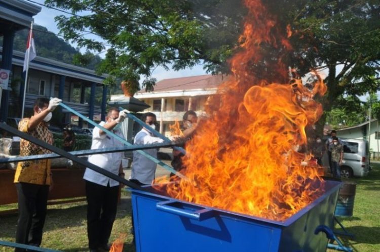 MUSNAHKAN BB—Kepala BNNP Sumbar, Brigjen Pol Khasril Arifin (paling kiri), bersama pemangku kepentingan terkait saat pemusnahan 200 kilogram ganja di halaman Kantor BNNP Sumbar, Rabu (29/12). FAUZI