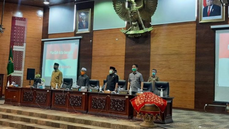 Gubernur Sumbar Mahyeldi bersama Pimpinan DPRD saat rapat paripurna Senin (27/12). Kinerja legislasi dewan menjadi sorotan karena jumlah peraturan daerah yang disahkan belum mencapai target yang disepakati. IST/DPRD