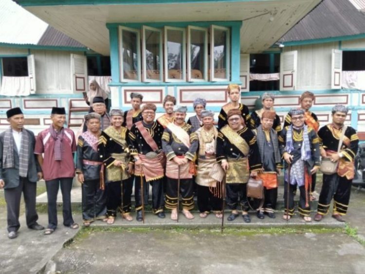 Ketua Umum Lembaga Kerapatan Adat Alam Minangkabau (LKAAM) Sumbar, Dr. H. Fauzi Bahar, M.Si Datuak Nan Sati didoakan, dinasehati, dan dilepas secara adat oleh Tampuak Tangkai Alam Minangkabau, Ninik Mamak dan Pucuk Adat Nagari Tuo Pariangan, Tanah Datar dalam sebuah upacara sakral di Balai Saruang, Rabu (26/1). IST/HUMAS