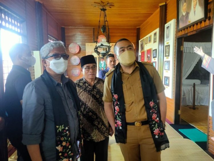 Wakil Gubernur  Sumbar, Audy Joinaldy saat mengunjungi Museum Buya Hamka di  Nagari Sungai Batang, Kabupaten Agam, Selasa (4/1). IST/PEMPROV