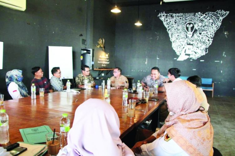 Bupati Tanah Datar, Eka Putra beserta jajaran menyambangi kantor Haluan Padang di lantai 4 Grand Basko Hotel pada Rabu (5/1). FAUZI