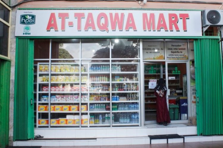 MAJUKAN EKONOMI — Warga berbelanja di At-Taqwa Mart di lingkungan Masjid Taqwa Muhammadiyah, Kota Padang, Kamis (6/1). UMKM atau koperasi di lingkungan masjid mempunyai potensi untuk turut serta memajukan perekonomian. FAJAR