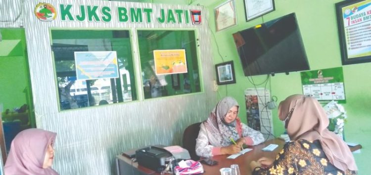 Anggota Koperasi KSPPS BMT Jati melayani masyarakat program Pinjaman Kebalikan untuk bantu masyarakan kurang mampu  dalam memulai usaha. IST