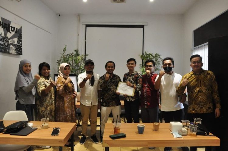 Bakal Caketum BPC Hipmi Kota Padang, Alizar Tanjung (tengah) bersama timses usai mengambil formulir pemberkasan untuk maju dalam pencalonan. M. FAUZI