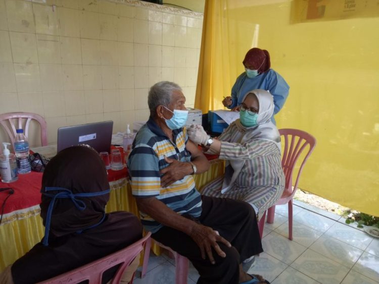 Petugas kesehatan menyuntik vaksin salah seorang warga saat gebyar vaksin di Kelurahan Ampang, Kota Padang, beberapa waktu lalu. PUTRI WULANDARI
