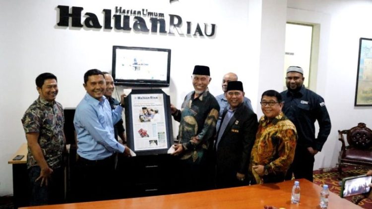 Gubernur Sumbar, Mahyeldi Ansharullah menerima cendera mata usai kunjungan ke kantor Haluan Riau, Kota Pekanbaru, Provinsi Riau, Sabtu (22/1). IST