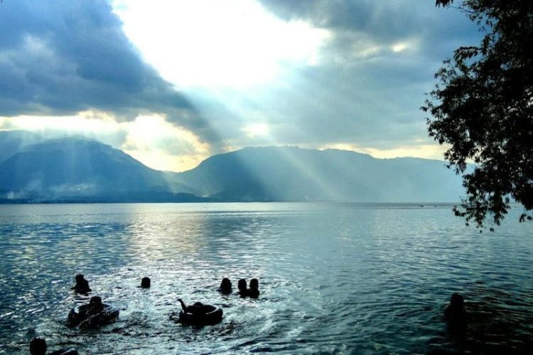 Sejumlah anak tengah berenang di Danau Singkarak, beberapa waktu lalu. Ditetapkan sebagai Danau Prioritas Nasional, danau terbesar kedua di Pulau Sumatra itu mendapat perhatian serius dari pemerintah daerah. IST