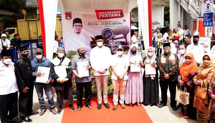 Kerja Sama dengan BPRS Jam Gadang, Erman Safar Luncurkan Tabungan Utsman