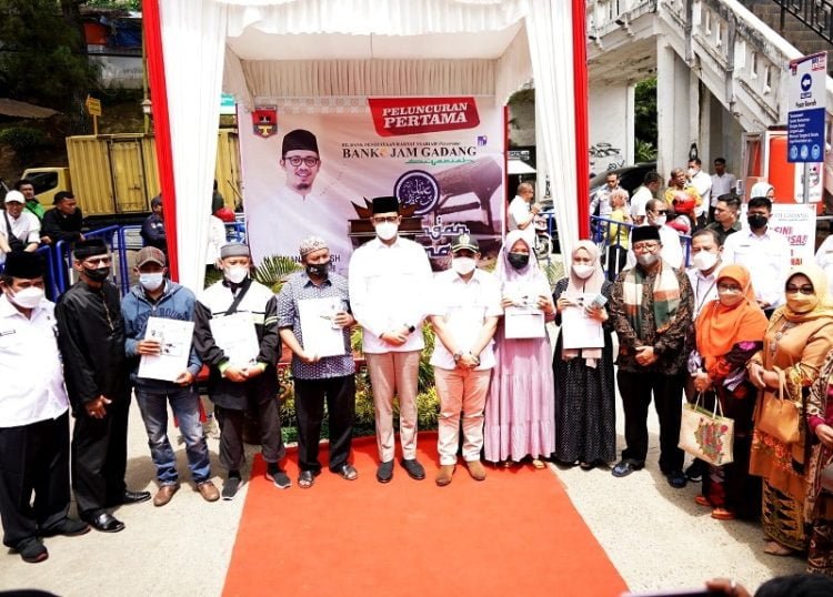 Wali Kota Bukittinggi, Erman Safar foto bersama usai kegiatan peluncuran Tabungan Utsman.