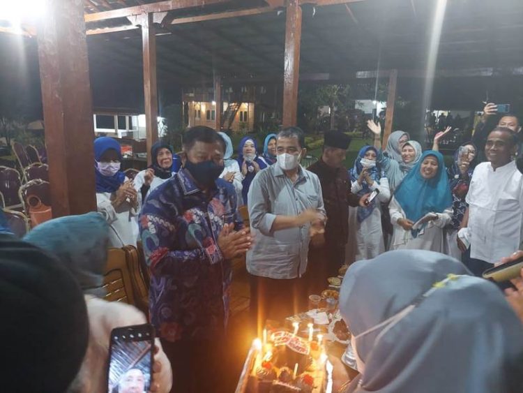 Hakim Agung Prim Haryadi dapat kejutan kue ulang tahun pada Reuni 40 Tahun Alumni FHUA '82. ZE