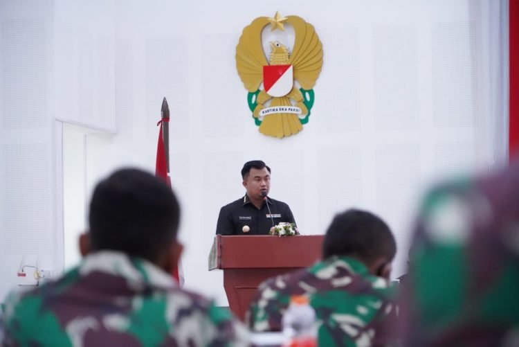 Bupati Dharmasraya, Sutan Riska saat tampil sebagai Keynote Speaker di Rapim Kodam BB, Medan