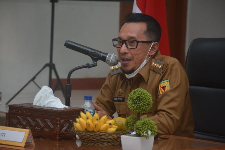 Bupati Tanah Datar, Eka Putra saat memimpin rapat dengan jajaran. HUMAS
