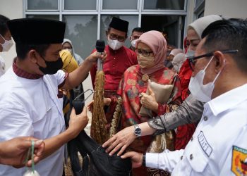 Kunjungi Sentra Tenun Lintau Buo, Jusuf Kalla Ingatkan Instansi Pemerintah Pakai Produk UMKM Lokal
