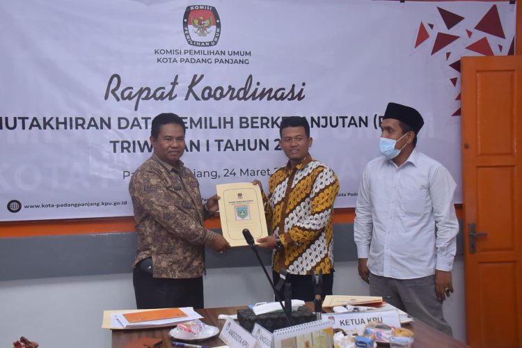 Penyerahan data pemilih Pemilu Padang Panjang Triwulan I/2022.