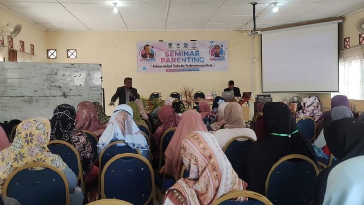 Seminar parenting dengan tema Mengatasi Anak Kecanduan Gadget di Padang Panjang. KOMINFO